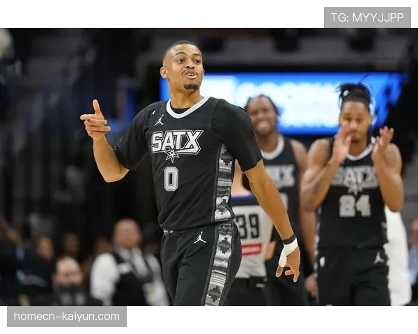 凯尔登约翰逊光头造型亮相 马刺替补锋线高效取分 凯尔登约翰逊光头造型亮相 马刺替补锋线高效取分